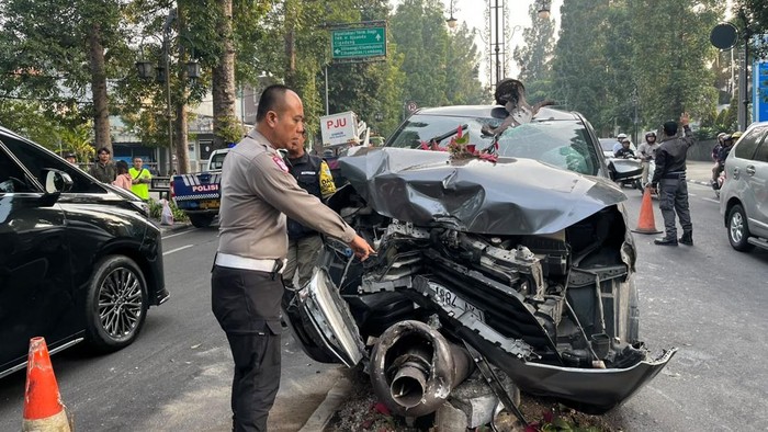 Mobil Isi 7 Penumpang Tabrak Tiang di Dago hingga Ringsek, 2 Orang Kabur